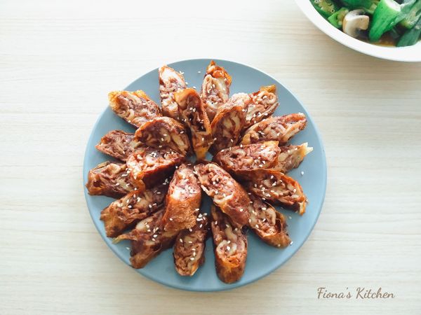 依個人喜好切片煎，或整條煎恰再切片都可以。圍著盤中心整齊排列，灑上少許白芝麻做裝飾就完成了這道喜氣的料理。