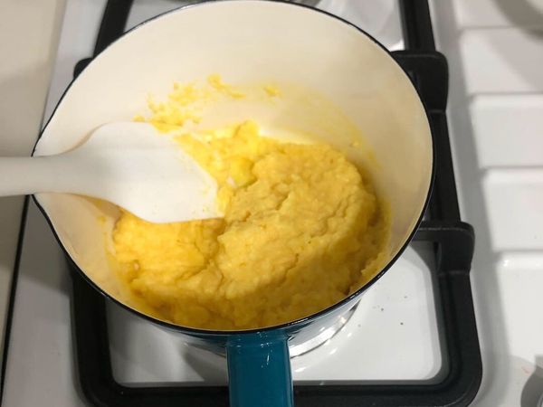 卡士達醬

先將玉米粉、白砂糖、雞蛋攪拌放置一旁，後麵粉過篩加入碗內。

再取牛奶至另一個鍋中加熱至起泡後關火，放置一旁待5分鐘稍涼後再加入有麵粉的碗裡攪拌。攪拌後再重新放進鍋中開小火加熱，此時需不斷攪拌，約莫5分鐘後卡士達醬會慢慢變成稠狀就差不多可以關火囉！