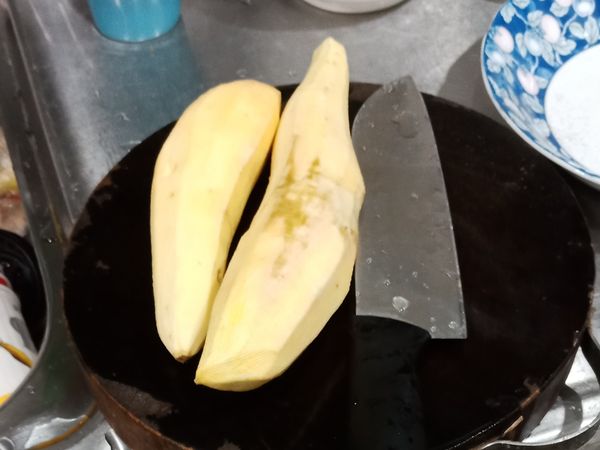 將地瓜和芋頭切塊， 厚度大約1公分
