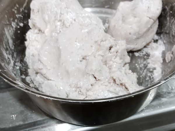芋頭和地瓜蒸好後， 分別放入兩個不同的容器中， 之後我搗成泥，不要搗得太爛，留一些小碎塊，吃起來會更有口感