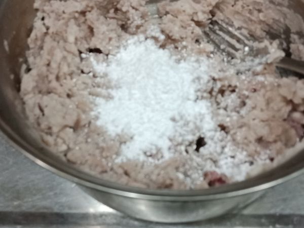 之後將搗好的地瓜泥裡面加入樹薯粉，記得樹薯粉要分4次加， 並且趁熱時加入白砂糖（芋頭也為此步驟）