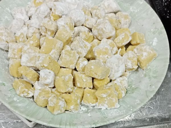 拌好之後， 把它捏成團，之後再捏細條切割（ 每塊度約1.5公分的立方體），再搓成圓