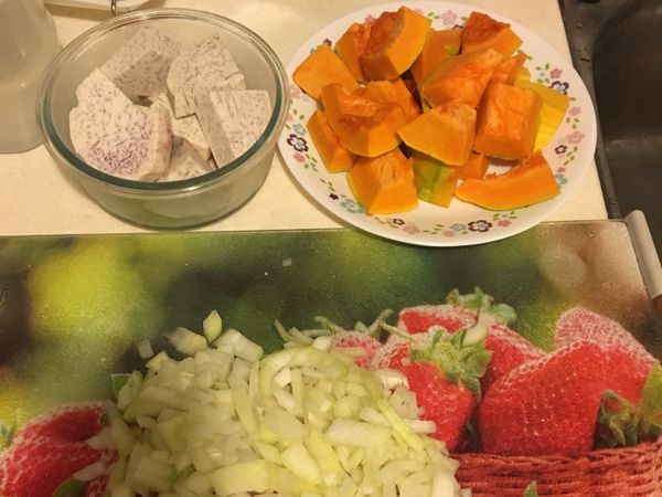 將南瓜及芋頭切成塊狀，洋蔥切丁