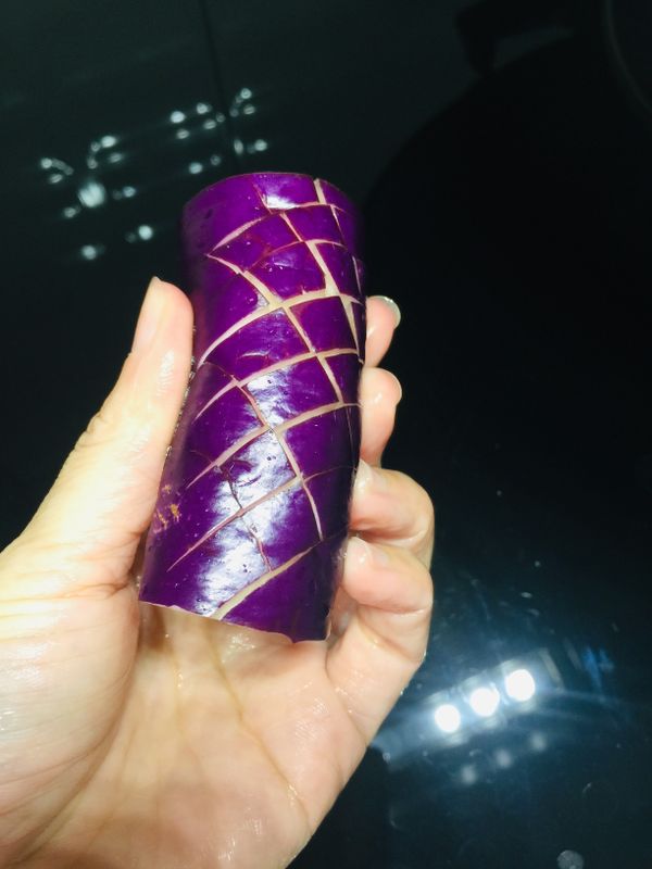 茄子洗淨後切好菱格紋路