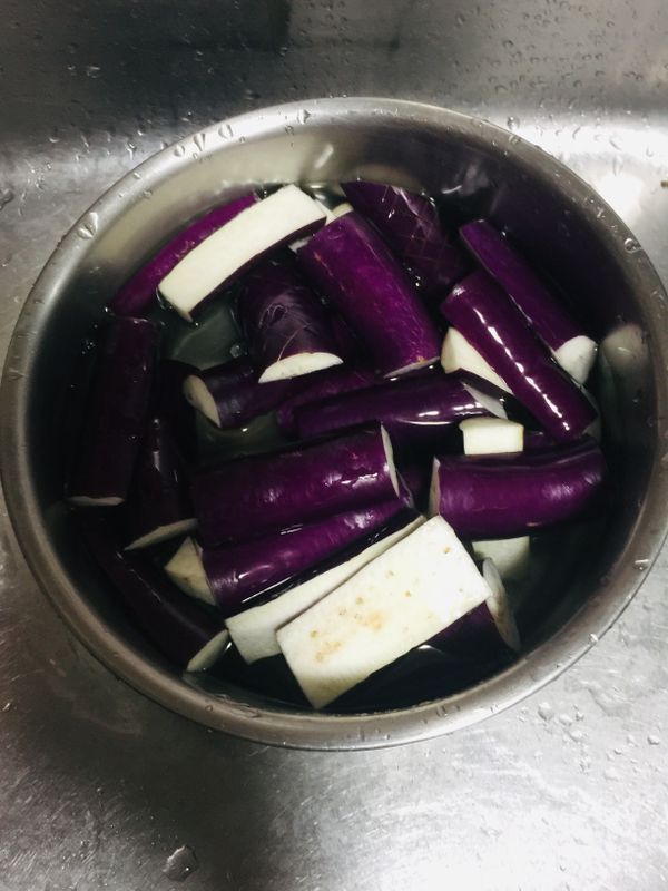 放入一鍋加好鹽巴的水，茄子含鐵量豐富浸泡可防止氧化