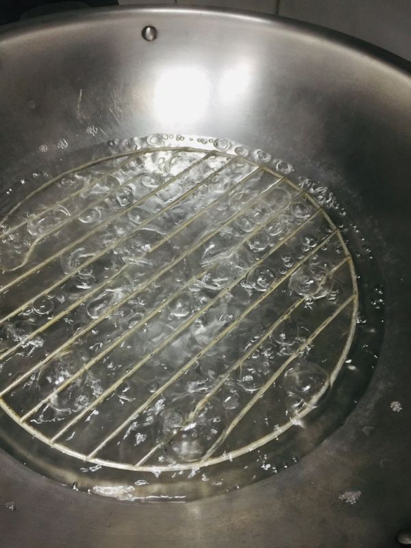 水滾後大火蒸茄子3-4分鐘即可，蒸時要蓋鍋蓋喔！蒸好再開蓋顏色也會保有紫色光澤