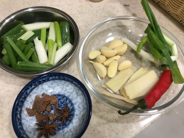 1準備好材料
2五花肉切塊，川燙後用紙巾按乾水份
3炒鍋放少許油，將五花肉放入關小火煸香出油（初學者可蓋上鍋蓋，以免被油溅傷）