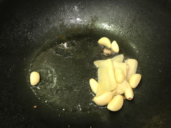 利用鍋中的油爆香薑蒜，再放入醬油，冰糖稍加熬煮成醬汁