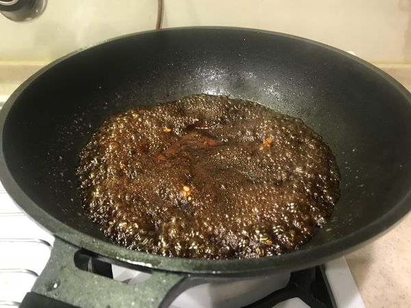 將醬汁淋在五花肉上，放入米酒，蔥結，八角桂皮，魚露。