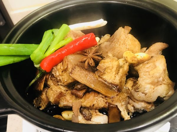 不要放水，讓肉四面先上色，觀察如湯汁不夠再加少許水，小火煮約30分鐘鐘，起鍋前放少許紹興酒嗆鍋