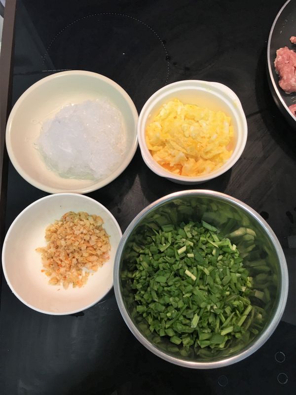 將韭菜餡的材料先準備好, 包括
1-1 韭菜切小段
1-2 雞蛋炒熟
1-3 蝦米泡水後切碎
1-4 冬粉用溫水浸泡一會後撈出.