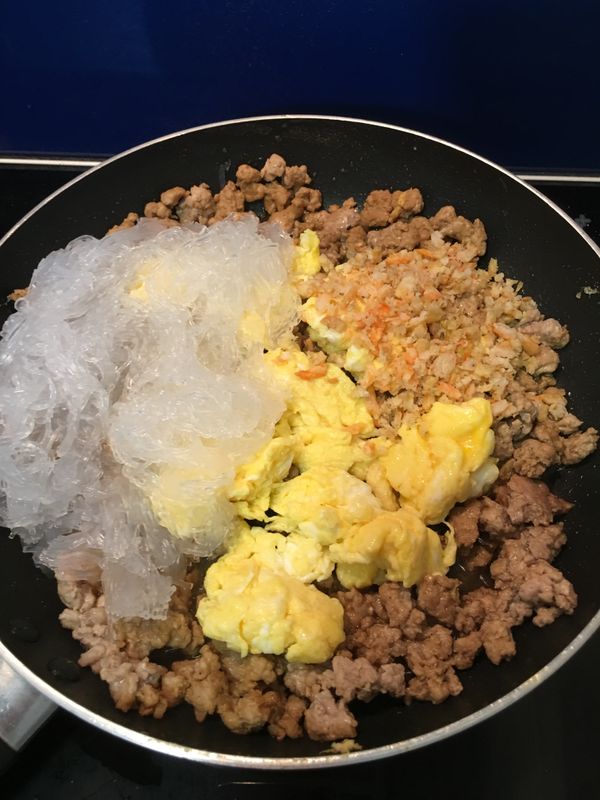 將冬粉, 雞蛋, 蝦米粒加入拌炒, 之後關火.