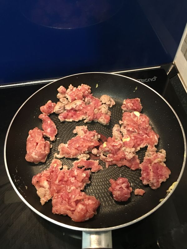 豬絞肉炒香 (我用不沾鍋, 所以不加油)