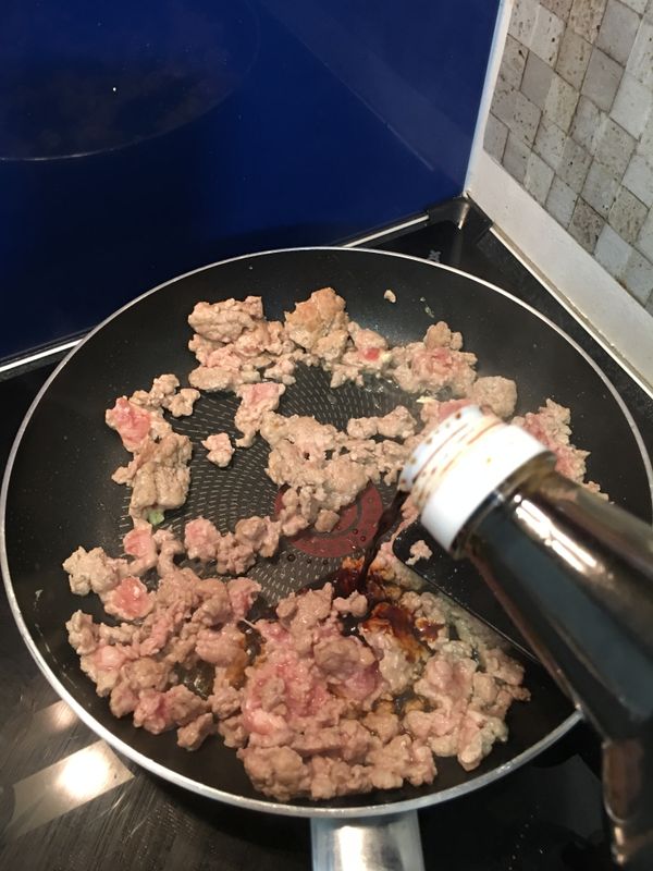 豬絞肉炒熟時, 加入醬油拌炒