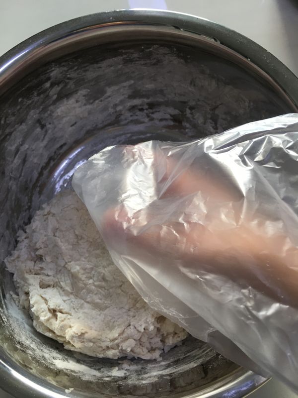 將麵揉成麵糰. 因為是半燙麵, 揉出來的麵團會有點黏手.  沒關係, 揉成團後就準備裝入塑膠袋中.