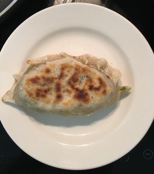 放入不沾鍋內乾烙, 2-3分鐘翻面一次, 烙到表面微微焦黃, 麵皮變城有點透明, 就可以盛起來.