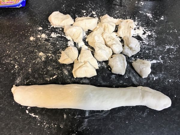 工作臺擦拭乾淨後, 撒上一些麵粉, 取出塑膠袋裡的麵糰, 稍微地整理麵糰形狀.整理好的麵糰, 將它搓成長條狀. 滾刀法將長條麵糰切成小塊, 每塊大約45公克.