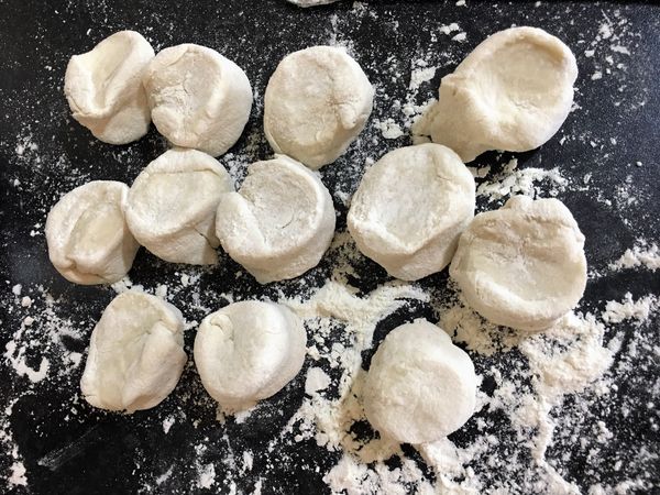 整理切成小塊的麵髻子, 這樣等一下桿出來的餅皮才會圓圓的.