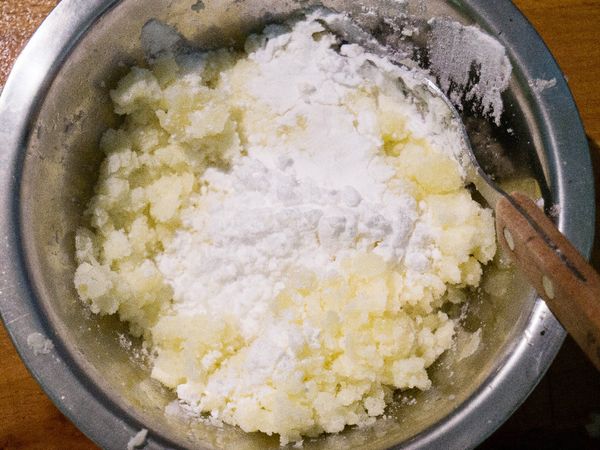 將馬鈴薯煮熟，用搗泥器搗碎。
（如果有研缽/擂缽的話搗起來會更細碎，吃起來會更Ｑ喔）
接著放入太白粉混合至看不見太白粉為止。