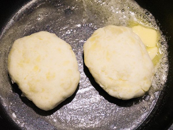 在平底鍋放入奶油中火熱鍋，放入芋餅煎出顏色。