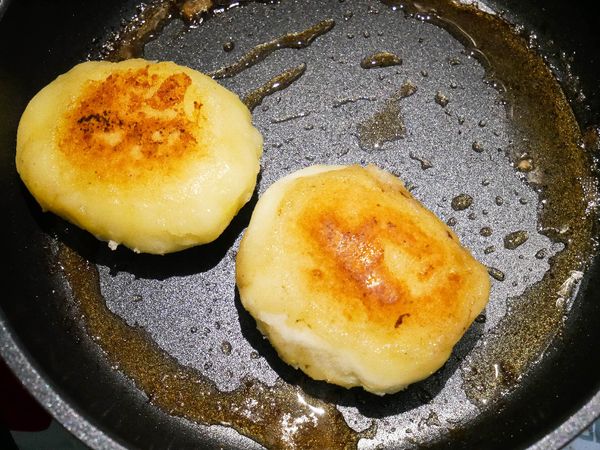 翻面繼續煎。
＊每面約兩分熟就好。