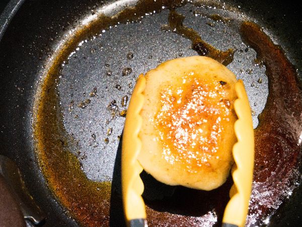 接著放入芋餅兩面都沾上醬汁後，包上海苔便完成。