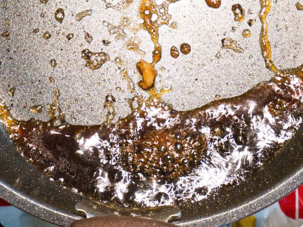 同一個鍋子放入醬汁煮到砂糖溶解。