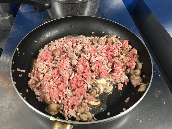 加入豬絞肉進去炒到變色。（若怕焦掉可以加1/3-1/2米杯的水）