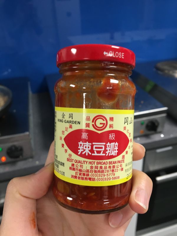 加入米酒、豆瓣醬下去炒至均勻上色。