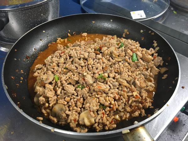 轉中火，蓋鍋悶2分鐘就完成啦。