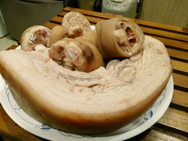 豬腳:前腿皮多
         後腿肉多，依歡喜的部位採買。
「我比較貪心前後分批加入了豬五花肉，就用同一鍋滷汁再滷一次有放蒜苗。」
買回來的豬腳要先煮沸水燙過，再拔掉殘留的豬毛，乾淨後我會用刀刮一刮豬皮，洗淨備用。