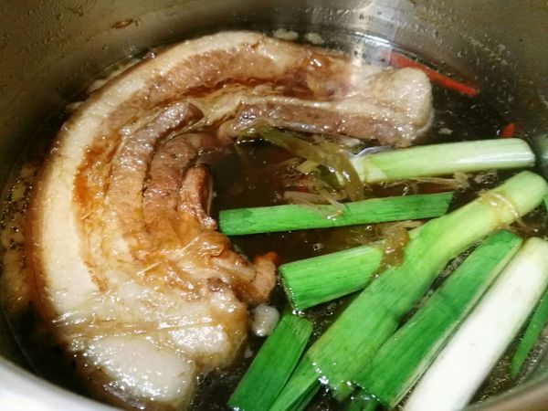 （歹勢ㄛ範圖是豬五花肉）
薑片.蒜仁10顆.蔥一小把切成大段（蒜苗）.辣椒.醬油.冰糖少許.
做法：先用少許麻油煸豬腳+冰糖先炒至糖變琥珀色+醬油→先讓豬腳上色…再加少許米酒+少許紹興酒一起煮滾…再加水+以上材料→水量要蓋過豬腳再一起中小火慢滷，也可加入八角，香味較足…