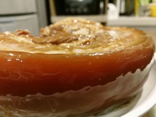 （範圖是滷好的豬五花肉）

甜鹹看個人接受度，自己調整！也可以全部用紹興酒滷煮，香味更讚。
用電鍋也可以輕鬆煮，豬腳放進電鍋，外鍋放兩杯水，筷子插入就知軟Q度，等要吃飯時拿出來，顏色就很漂亮了。
用快易鍋也是可以的，烹煮時間縮短，超讚。