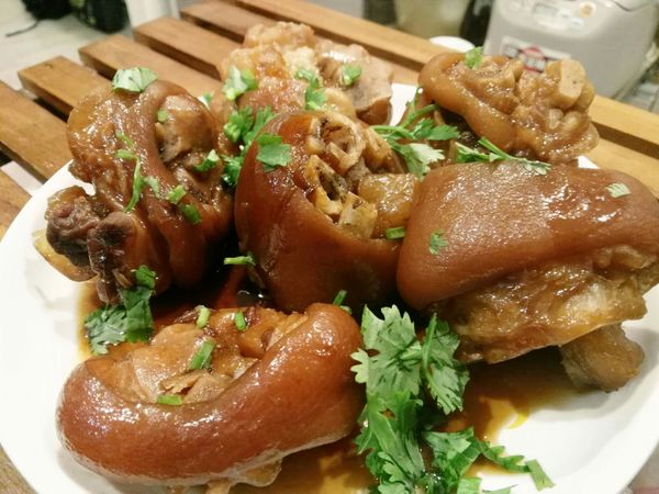 滷豬腳 完成。
滷汁有剩可以冰存保留。