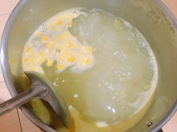 1.依湯包指示、把熱水煮沸之後倒入玉米濃湯包、一直攪拌到滾