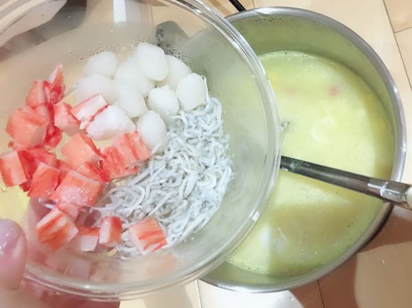 1.加入干貝和蟹肉棒攪拌
2.再加入步驟2那碗（蛋+玉米粒）邊倒入邊慢慢攪拌
3.要一直攪拌怕干貝和蟹肉棒或是玉米會在底部烤焦了、湯滾之後⋯關火～