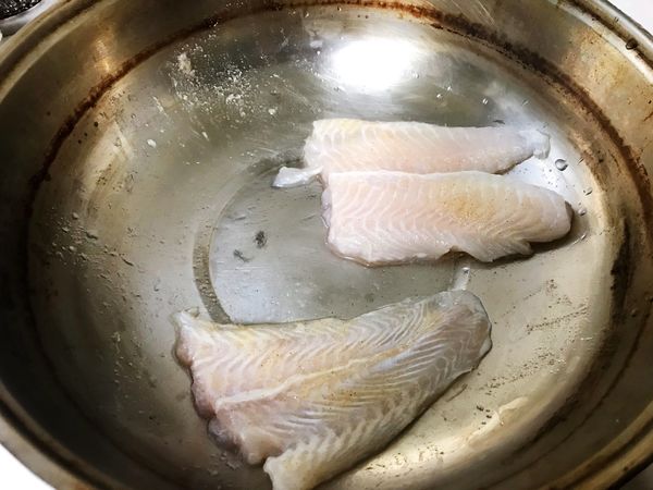 鯰魚柳洗淨後切成兩片，加鹽與胡椒粉醃10-15分鐘。