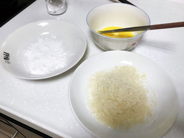 醃魚時先準備好生粉、麵包糠，打勻雞蛋。