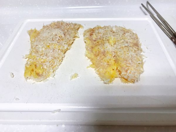 醃好的魚用廚房紙吸乾水份，然後先裹一層生粉，然後泡在蛋汁裡，兩邊都裹上蛋汁後，最後裹上麵包糠。裹好炸衣的魚柳，放著靜待5分鐘。