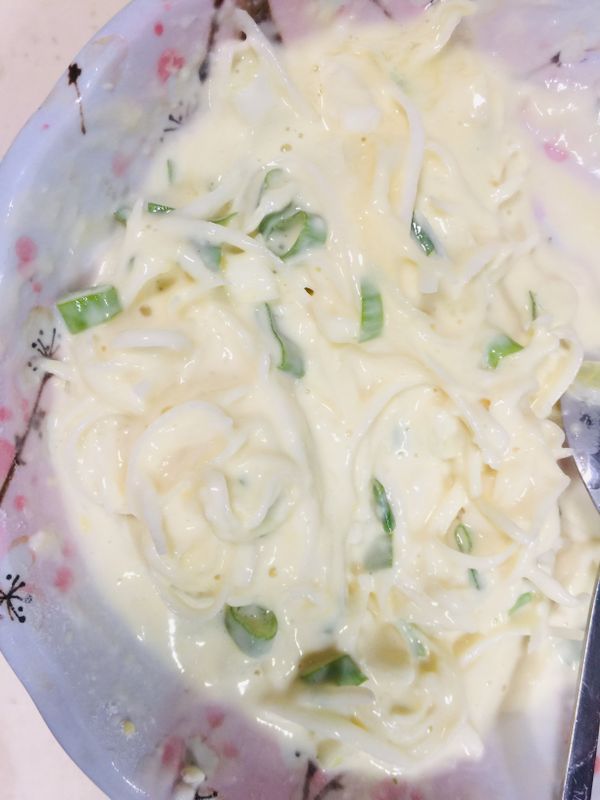 加入鹽巴調味後，慢慢倒入適量的水調成糊狀即可