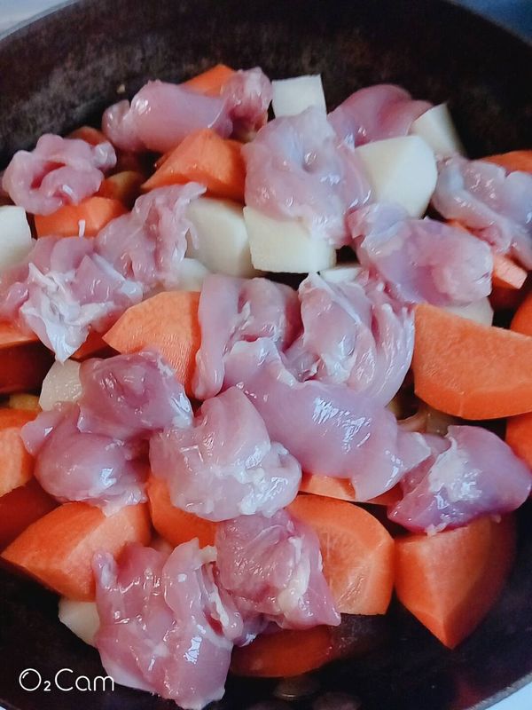 鍋內以中小火炒入咖喱粉，炒到看不見粉末，轉中小火下蕃茄塊，炒至蕃茄出水，在依序鋪上馬鈴薯塊.紅蘿蔔塊.雞腿肉，不須翻動，蓋上鍋蓋轉微火燜煮50分鐘