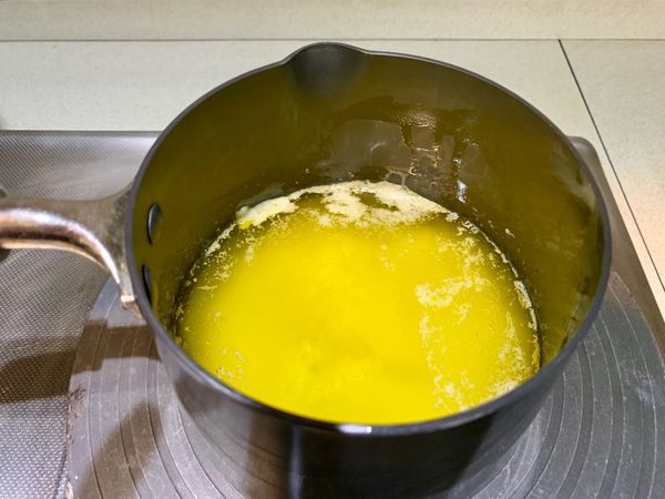 奶油和蜂蜜上爐隔水煮至50度C備用