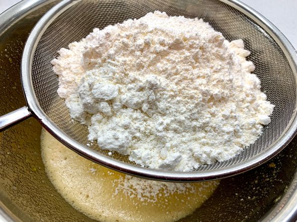 加入過篩的麵粉及杏仁粉和泡打粉拌勻
 （勿用力攪拌以免麵粉出筋）