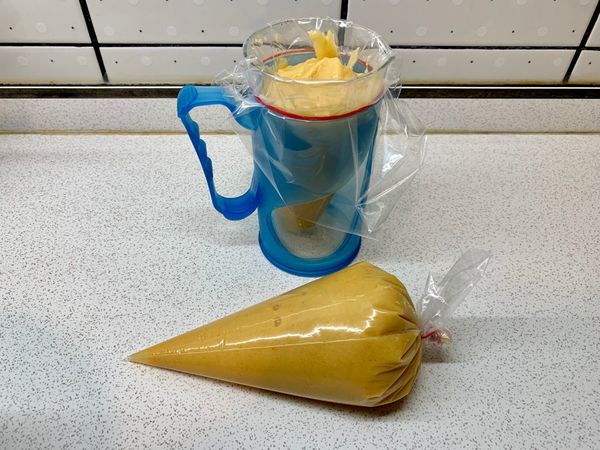 取一三明治袋
裝入麵糊