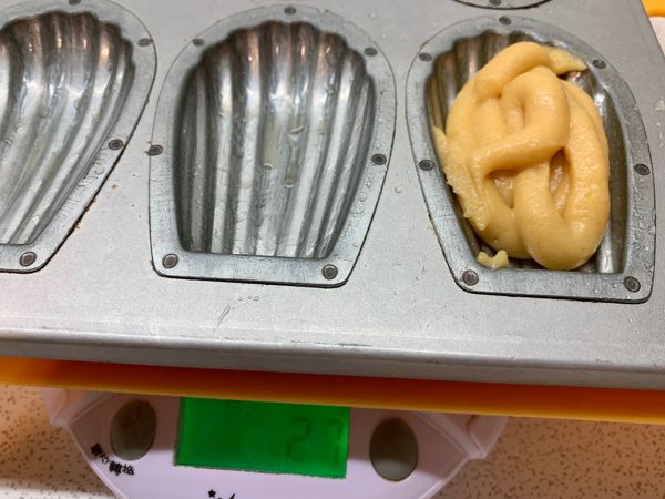 再擠入麵糊於烤模上後
《每份27g》