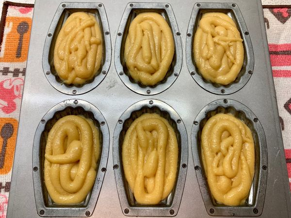 再放於鋪上毛巾的桌上
（以免傷到名模）
多輕敲幾下
讓空氣震出