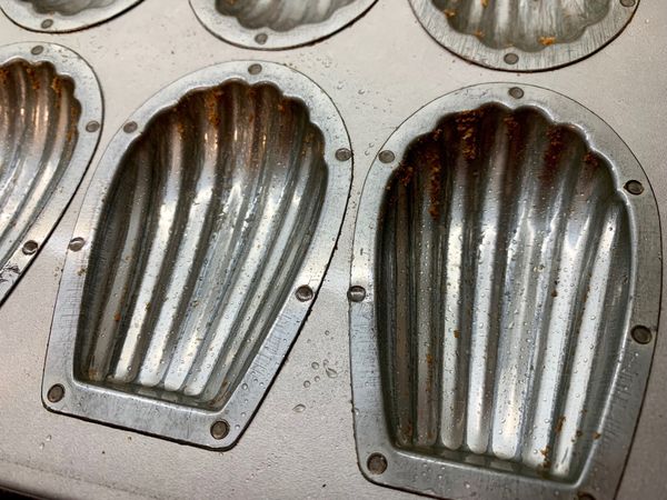 烤第一模後
要再接下一模時
烤模上殘留屑屑要清理乾淨
再塗上脫模膏