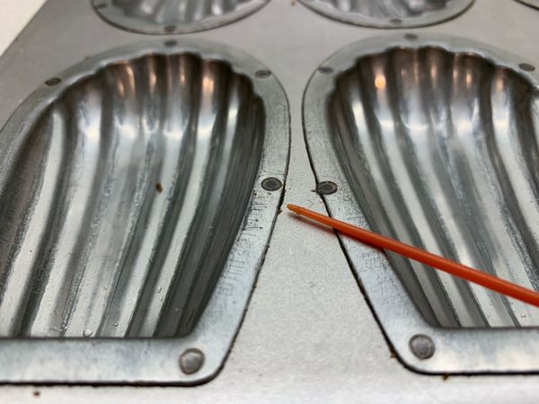 烤模用完要收起來前
將模具上溝槽屑屑用牙籤清乾淨
再用水洗（勿用洗碗精）
入烘碗機烘乾水份即可
《我個人沒有做養模動作
每次用完就做以上動作
加上用了好用脫模膏ㄧ點都不會黏膜哦》