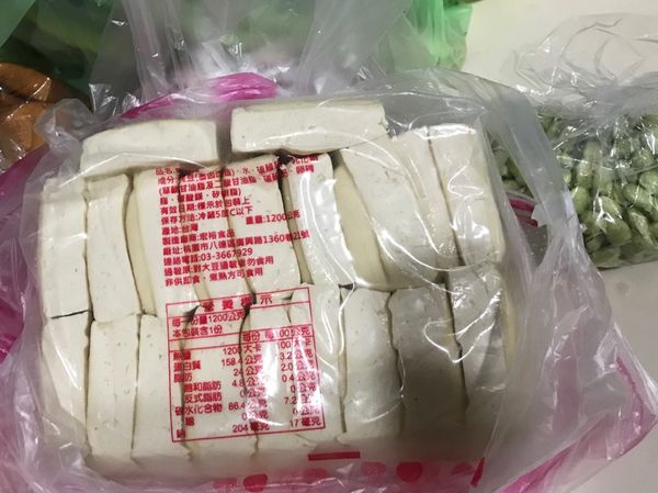 乾香菇先用水泡軟後，切細條狀。
新鮮（生）毛豆仁洗淨後用水燙煮大約3分鐘，將豆仁的薄膜撥掉。
臭豆腐取出所需的份量用水洗淨備用。
（金針菇洗淨備用。）