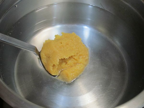取一鍋約1000cc水，調入味噌，確實拌勻融化並煮滾。